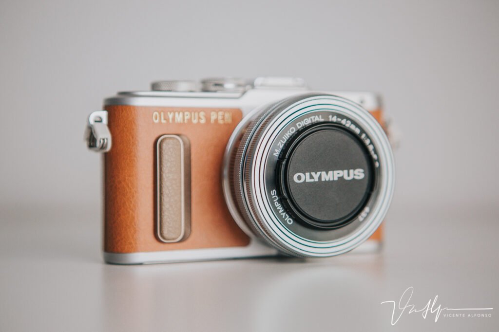 Así es la Olympus E-PL 8 - reseña de vídeo - Foto Aprendiz