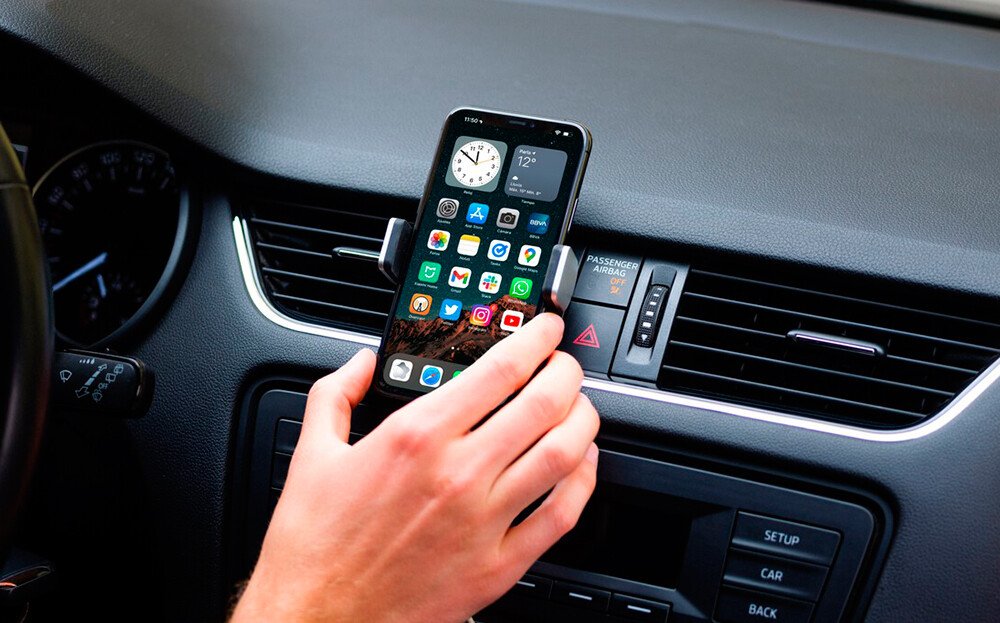 Los mejores soportes para llevar el móvil en el coche y evitar...